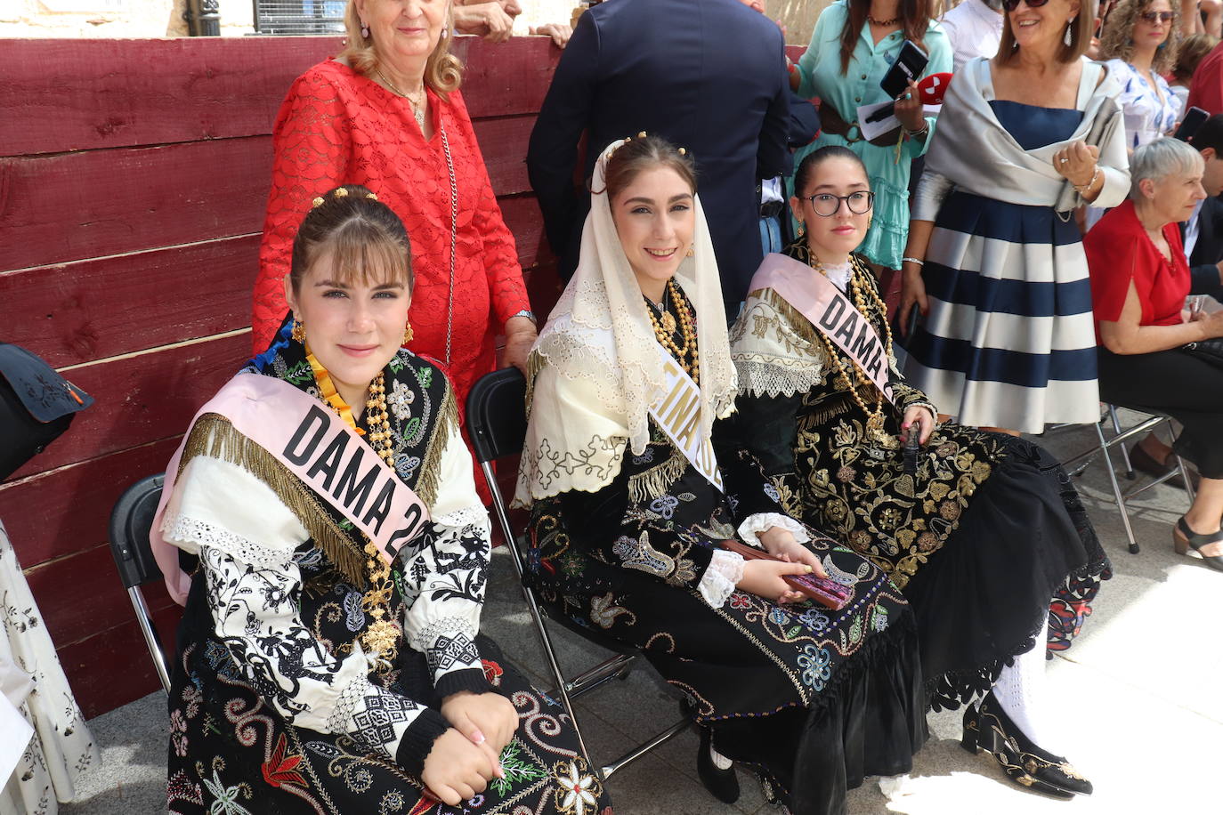 Las danzas unen a Santibáñez de la Sierra en torno a San Agustín