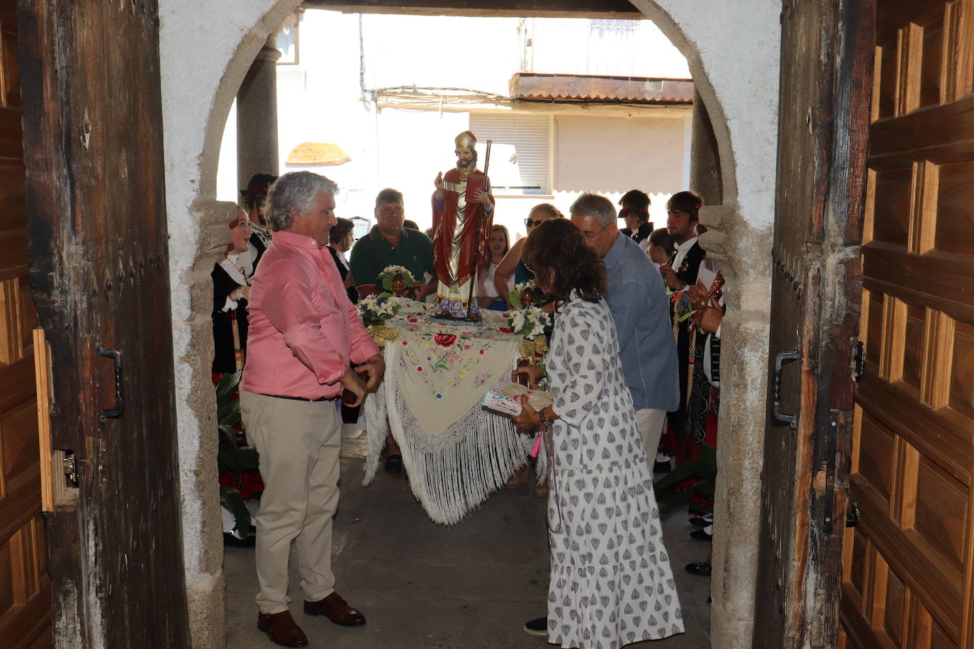 Las danzas unen a Santibáñez de la Sierra en torno a San Agustín