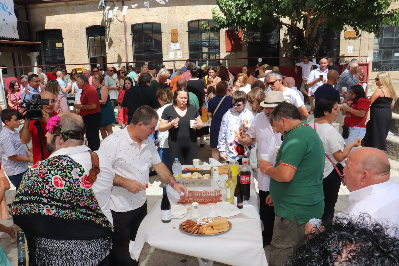 Las danzas unen a Santibáñez de la Sierra en torno a San Agustín