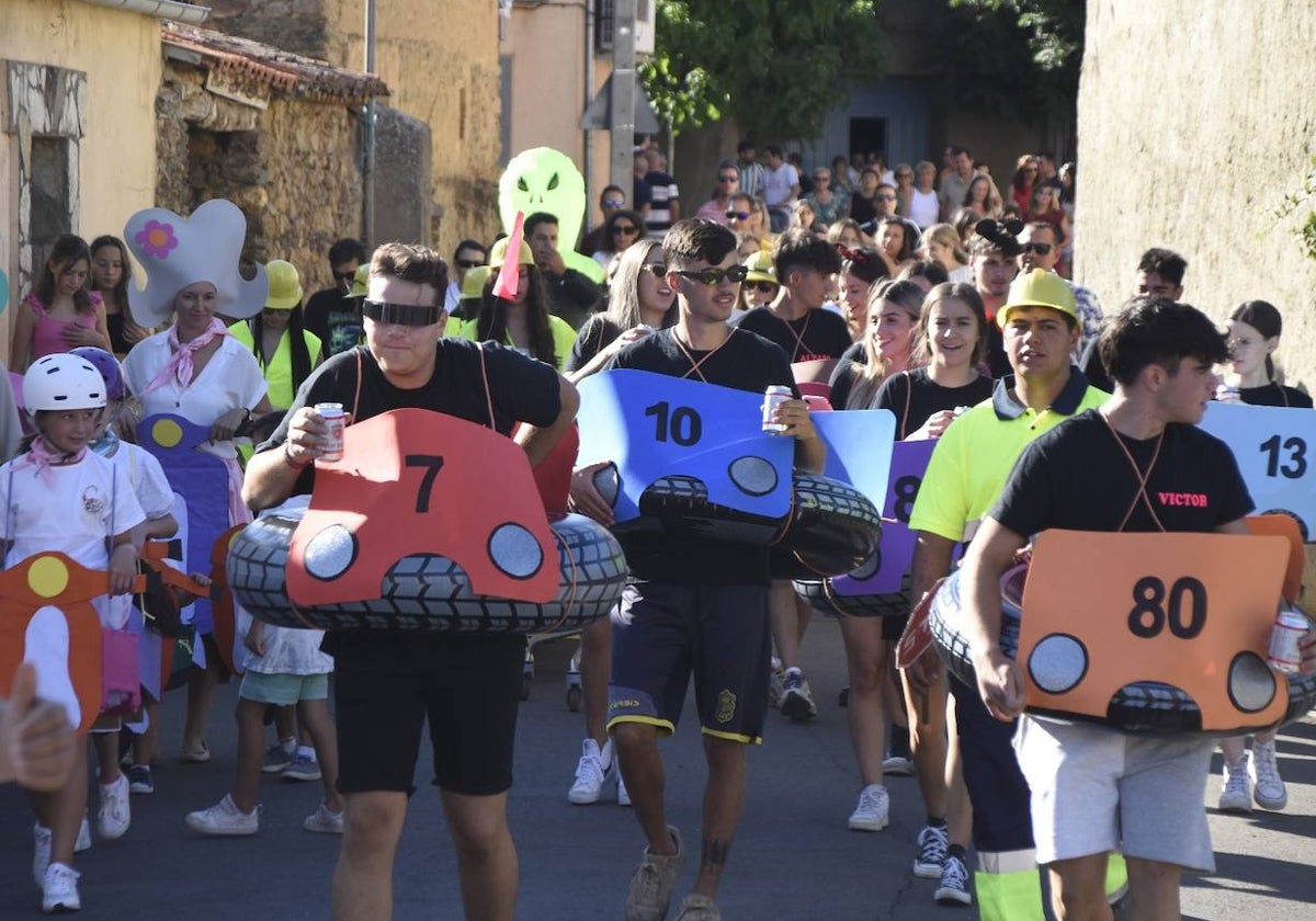 Fantasía e ingenio confluyen en el desfile de disfraces al son de la charanga y con sangría