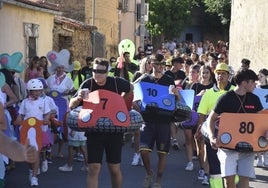 Fantasía e ingenio confluyen en el desfile de disfraces al son de la charanga y con sangría