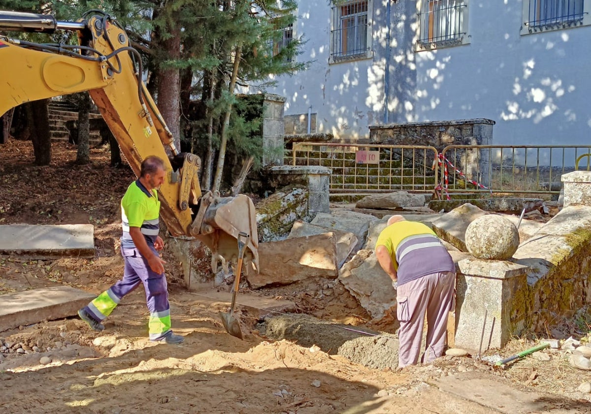 Imagen de operarios del Ayuntamiento de Béjar reparando las escaleras en el acceso posterior al santuario de El Castañar en Béjar.