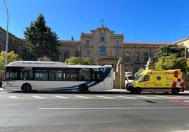 Autobús urbano parado junto a la ambulancia del Sacyl.