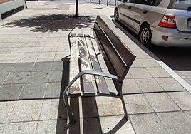 Un banco en mal estado en la calle Juan Picornell, objeto de Foto Denuncia en LA GACETA