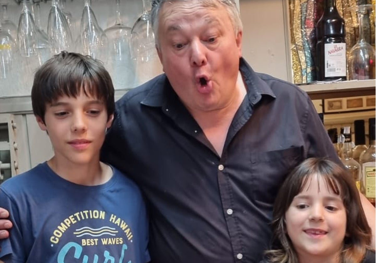 José Ros, en su bar con sus nietos el día de su 65 cumpleaños.