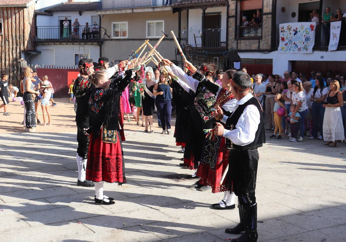 Los toros y la tradición despiden la fiesta en Santibáñez de la Sierra