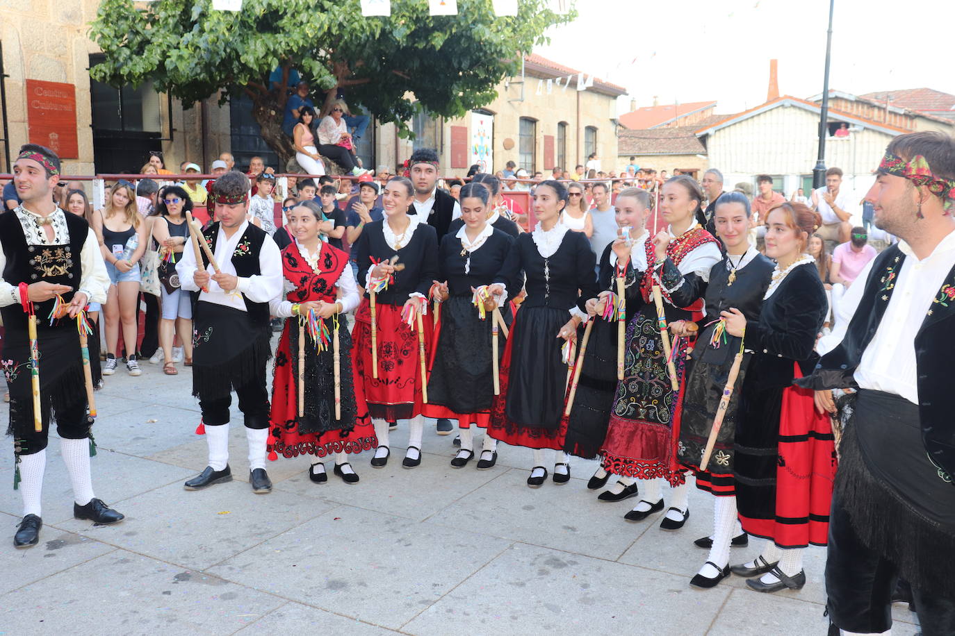 Los toros y la tradición despiden la fiesta en Santibáñez de la Sierra