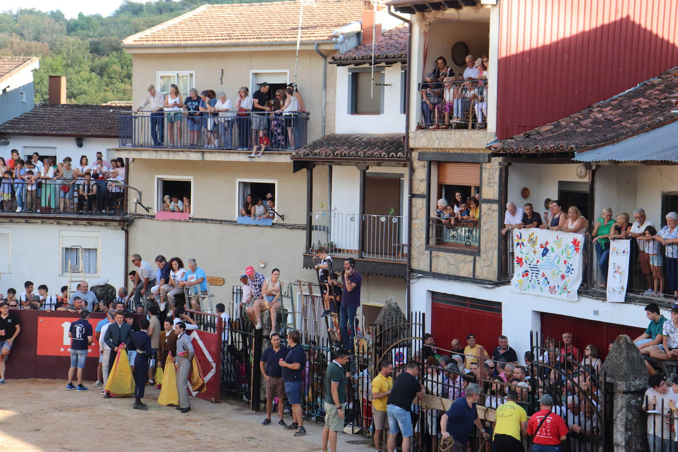 Los toros y la tradición despiden la fiesta en Santibáñez de la Sierra