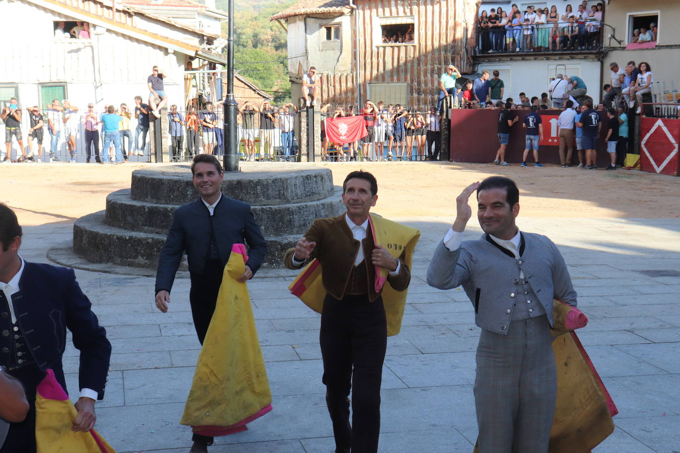 Los toros y la tradición despiden la fiesta en Santibáñez de la Sierra