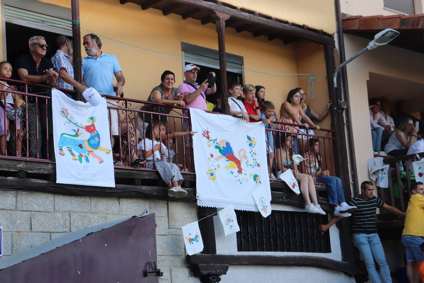 Los toros y la tradición despiden la fiesta en Santibáñez de la Sierra