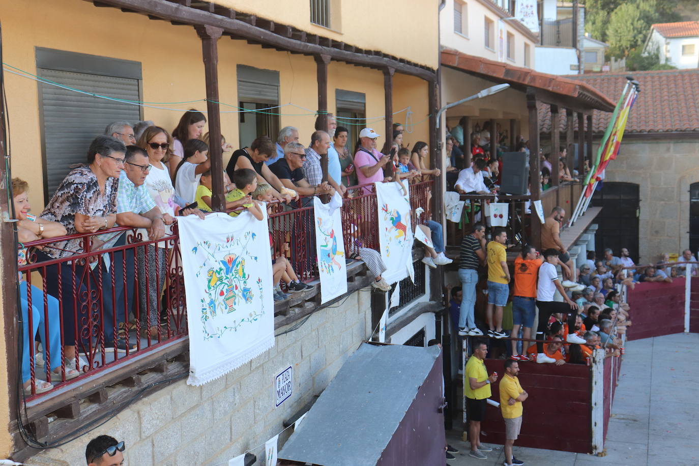 Los toros y la tradición despiden la fiesta en Santibáñez de la Sierra