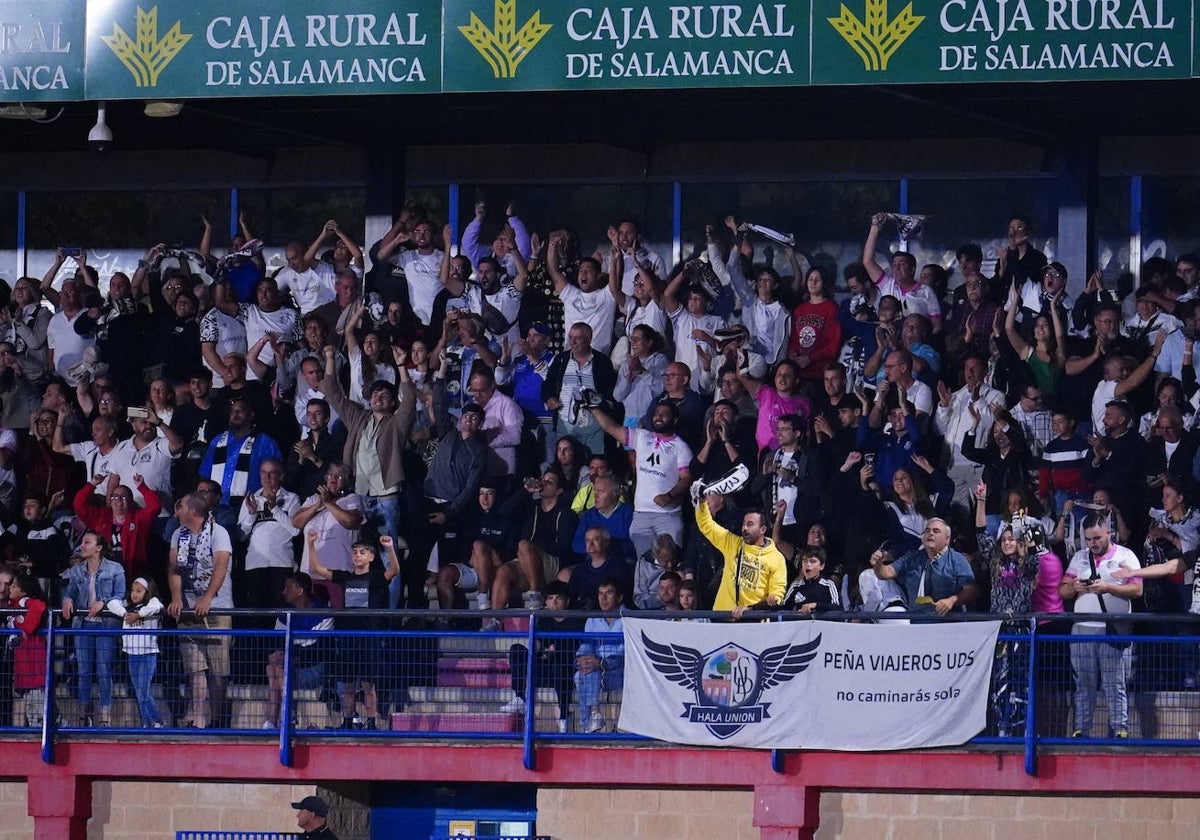 Los aficionados del Salamanca celebran el pase a la final regional de la Copa RFEF en el San Casto.