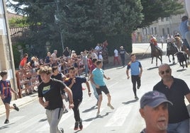 Llegada del encierro a caballo con un novillo a la cabeza