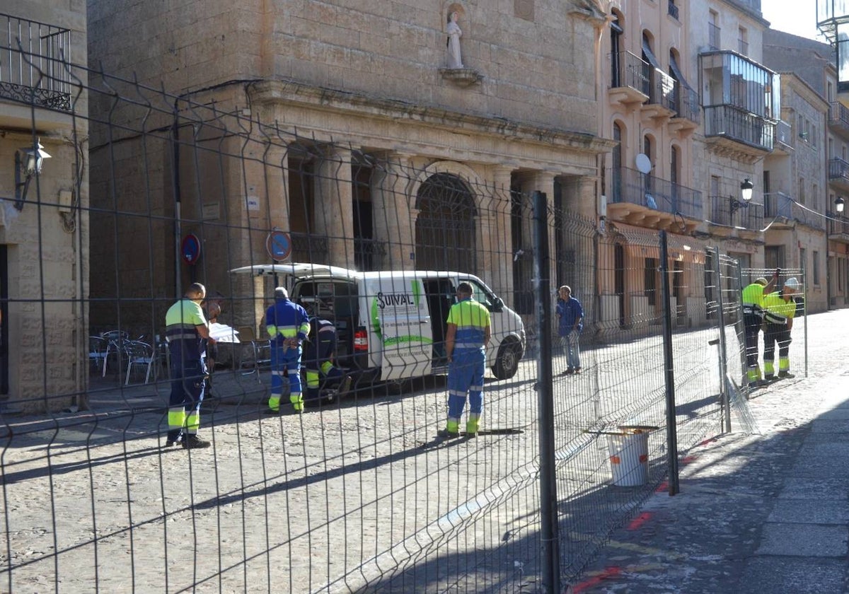 Operarios en los trabajos iniciales de la obra de renovación de la céntrica Rúa del Sol