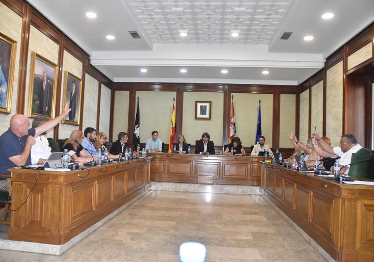 Béjar deja sobre la mesa las distinciones honoríficas por falta de acuerdo en el reconocimiento a Alejo Riñones