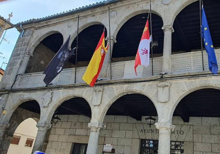 El Ayuntamiento de Béjar condena «rotundamente» el asesinato de su vecina y las banderas ondean a media asta