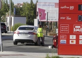 Una usuaria reposta su vehículo en una estación de servicio salmantina.