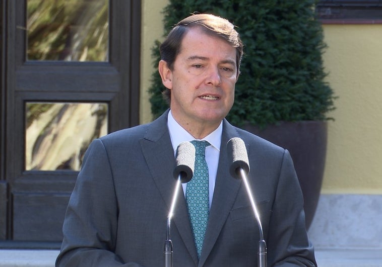 Mañueco anuncia ayudas para que «ningún alumno de Castilla y León se quede este curso sin acceder a un libro»