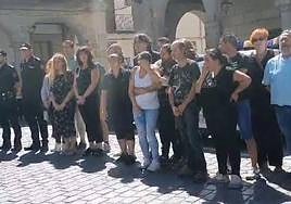 Emocionante minuto de silencio en homenaje a la vecina de Béjar asesinada a manos de su pareja