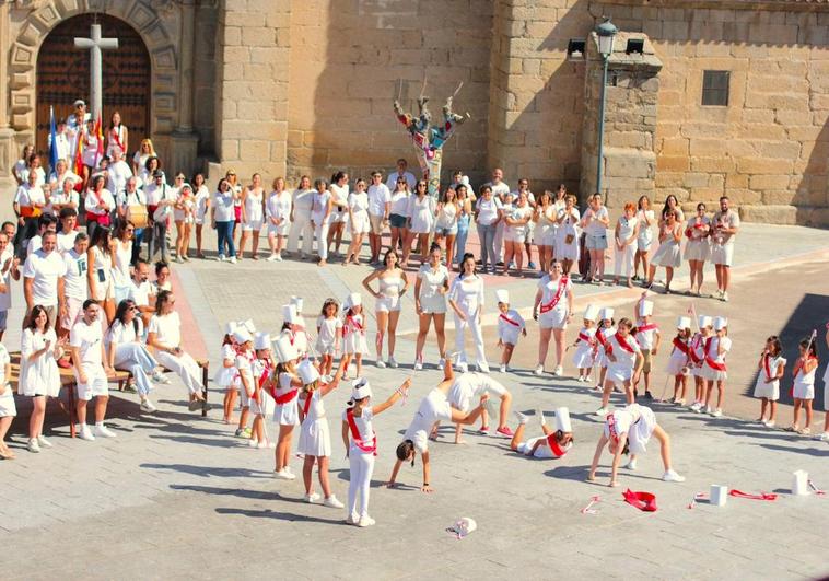 CONCURSO 'Así somos en mi pueblo' Los niños de Salmoral se transforman en Majorettes por un día