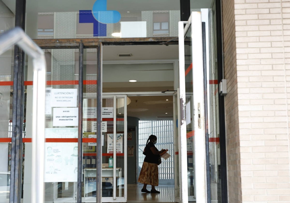 Una mujer, en el interior del centro de salud de Salamanca situado en Garrido Norte.