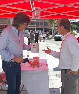 Imagen secundaria 2 - Imagenes de la presentación de la revista de la Cámara de Comercio y de la cuestación de Cruz Roja.