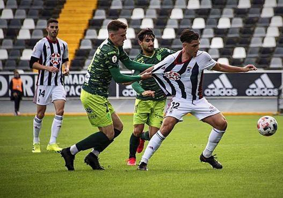 Cedenilla jugando con el Badajoz ante el Guijuelo.