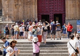 Turistas asiáticas a las puertas de la Catedral.