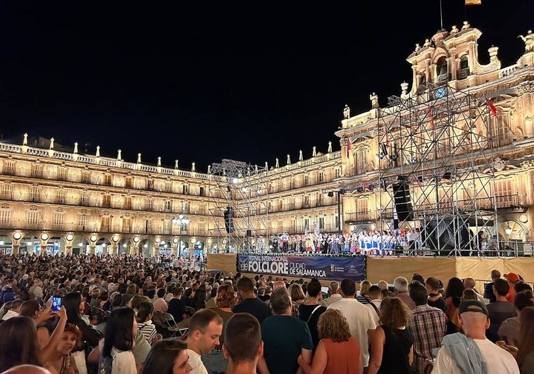 El Festival de Folclore, de la Plaza al Liceo si llueve