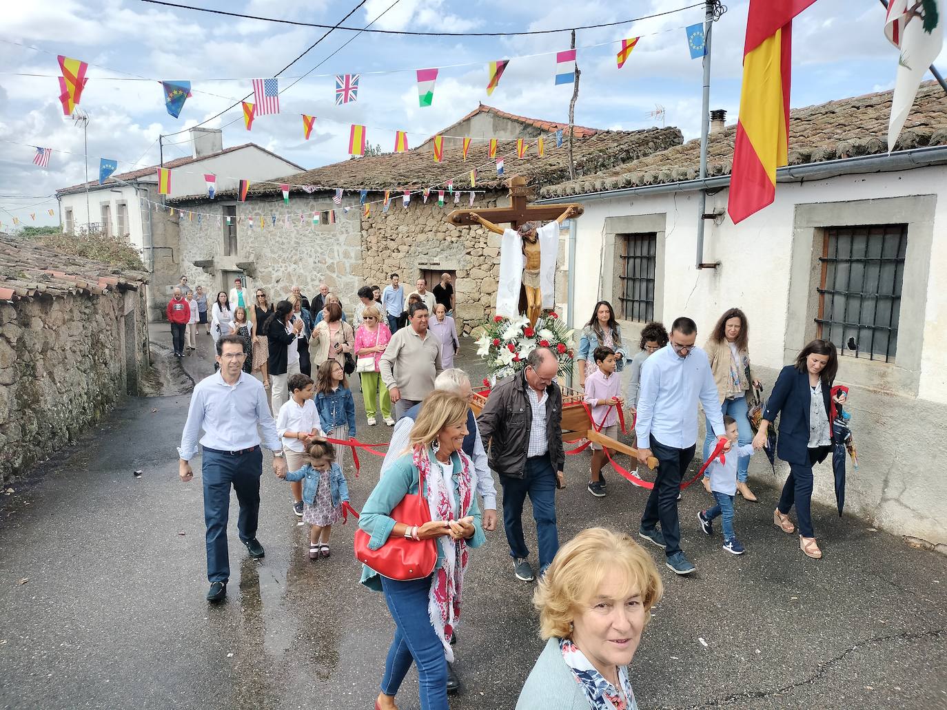 San Medel: acaba la misa y deja de llover para que el Cristo del Amparo bendiga los campos