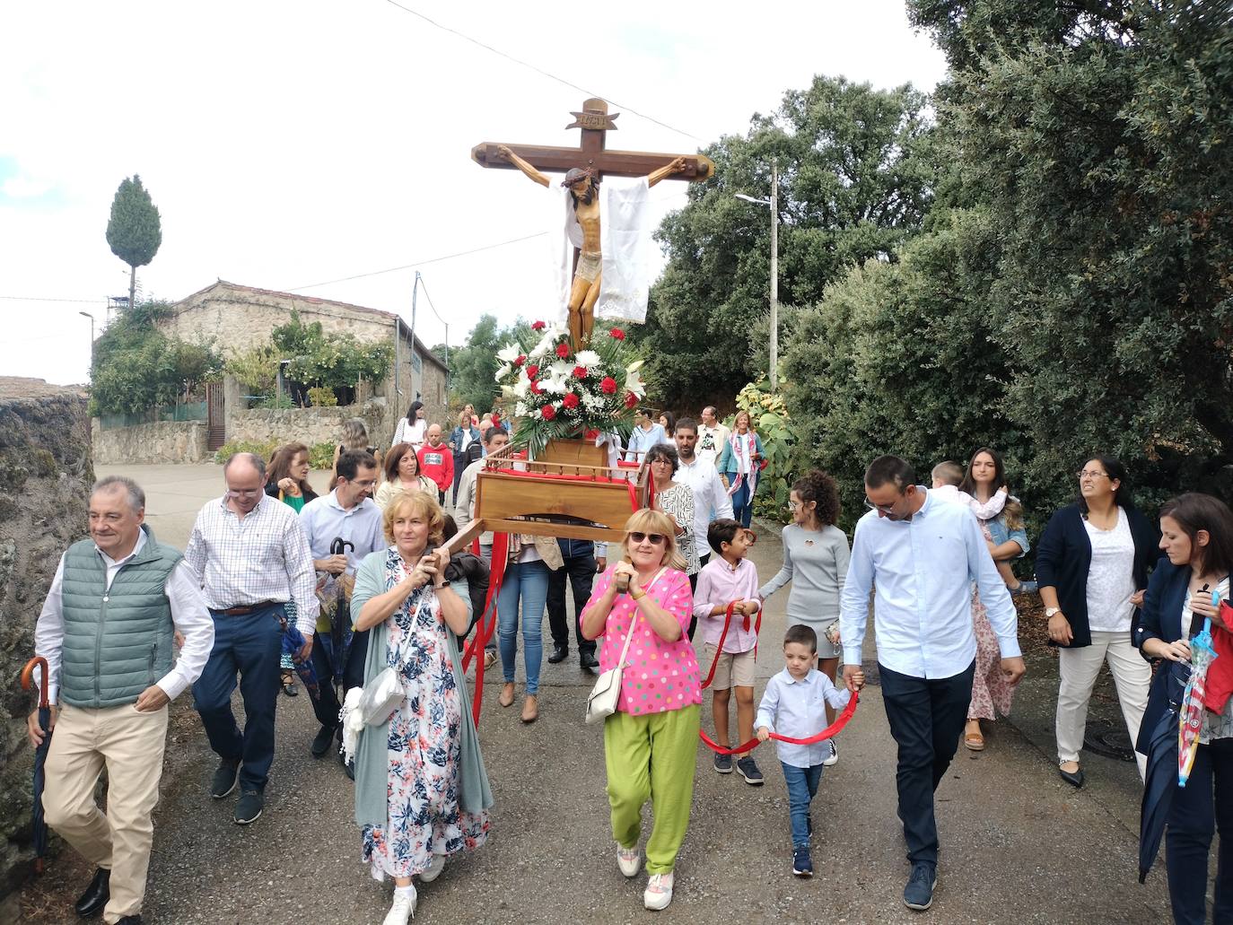 San Medel: acaba la misa y deja de llover para que el Cristo del Amparo bendiga los campos