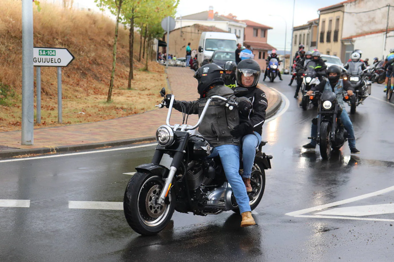La lluvia no puede con las motos en Cespedosa de Tormes