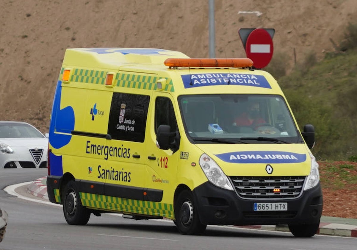 Una ambulancia del Sacyl se trasladó  al lugar del accidente.