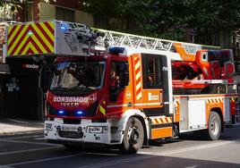 Los Bomberos sofocan un incendio en una chatarrería del polígono de los Villares