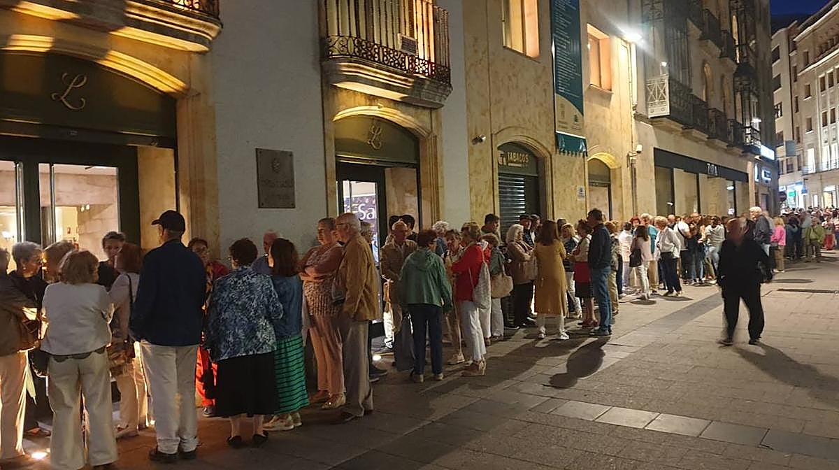 Larguísimas colas para entrar al festival de Folclore en el Liceo