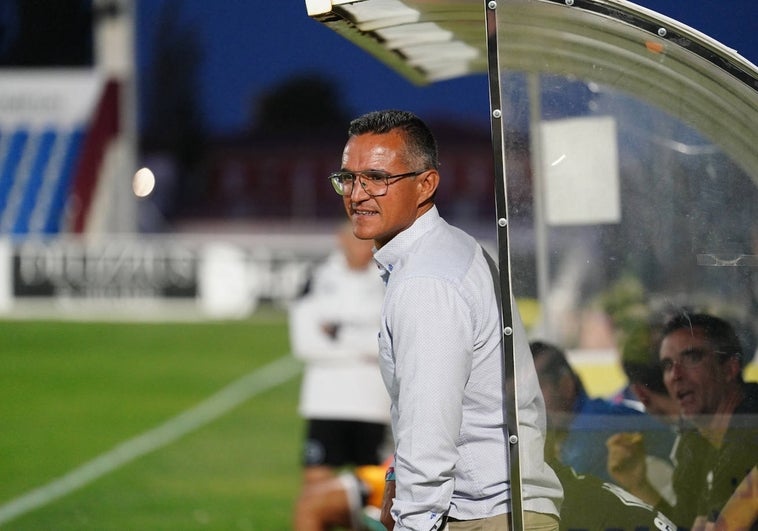 Dani Ponz mira al cielo ante el partido contra la Cultural