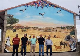 La Corporación municipal con el artista ante el gran mural.