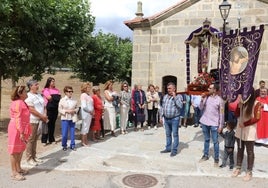 Los fieles cantan el Himno del Cristo de Valvanera a su salida de la ermita