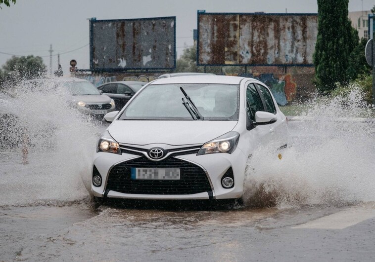 Un coche circula bajo la lluvia en Castellón.