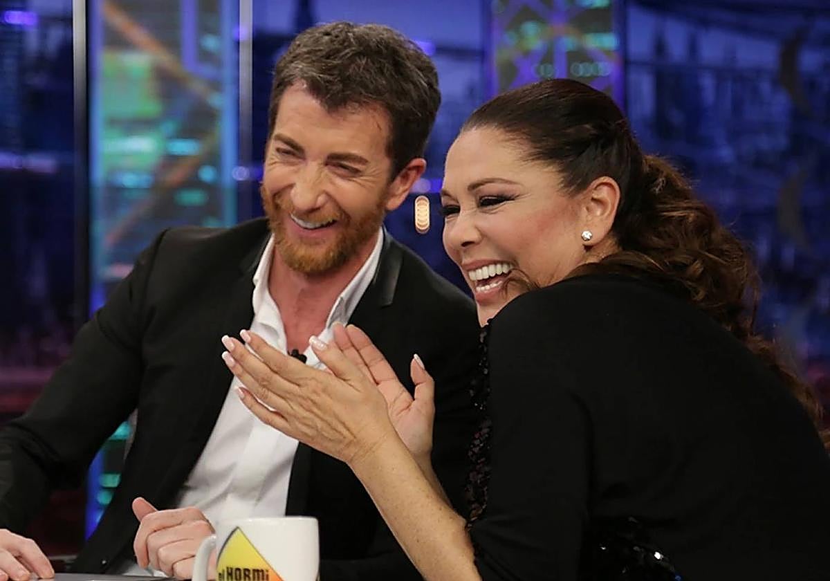 Isabel Pantoja con Pablo Motos en el plató de El Hormiguero.