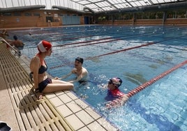 Varios bañistas disfrutan de las piscinas de Garrido.