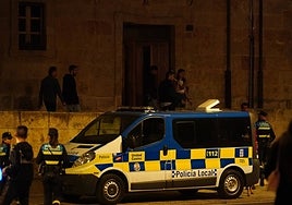 Una patrulla de la Policía local trabajando de noche.