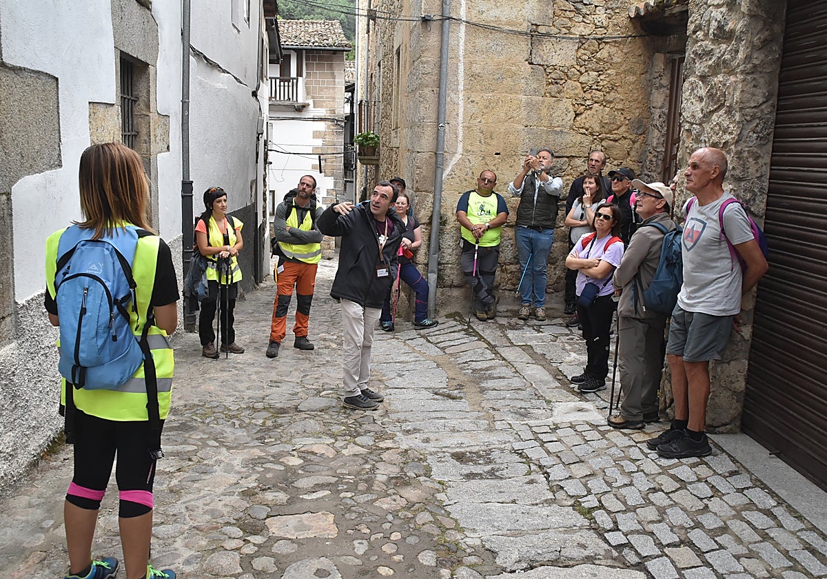 Imagen de la visita que hizo de los grupos participantes en la marcha de la Salamanquesa, ayer con el guía turístico Pedro López.