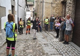 Imagen de la visita que hizo de los grupos participantes en la marcha de la Salamanquesa, ayer con el guía turístico Pedro López.