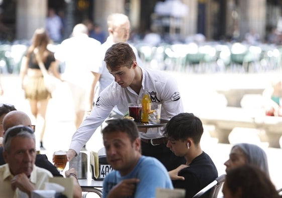 Un camarero atendió una terraza de la Plaza Mayor.