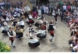 El paloteo, una de las ricas y variadas danzas populares que se ofrecen a la Virgen