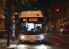 Autobús nocturno en la Gran Vía de Salamanca.