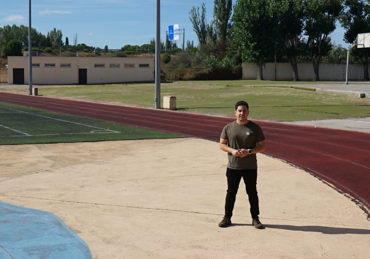 El edil de Deportes, Jorge Valiente, en las pistas de atletismo.