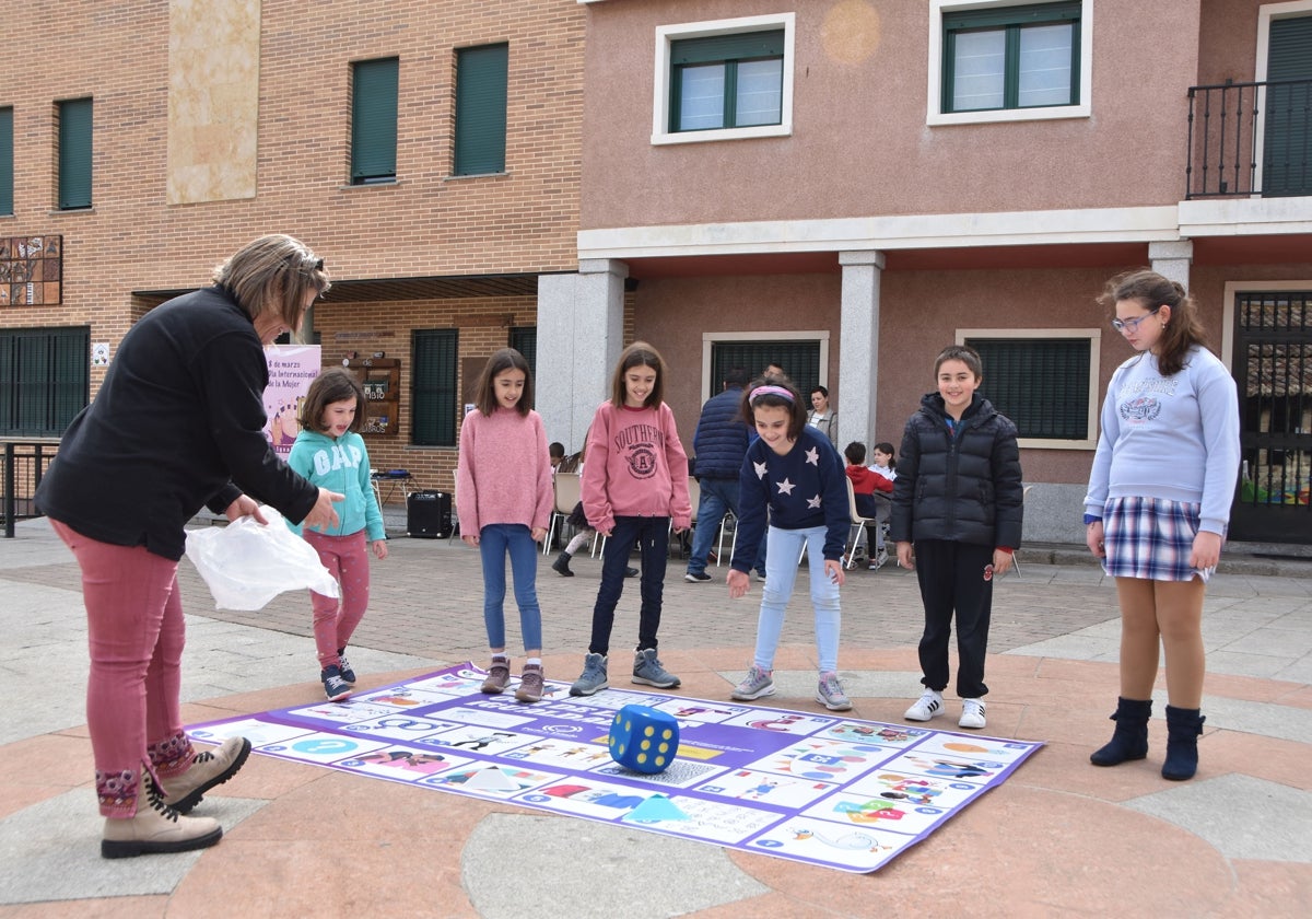 Uno de los talleres de juego infantil en Carbajosa.