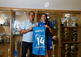 Jorge Recio junto a Bria Hartley.